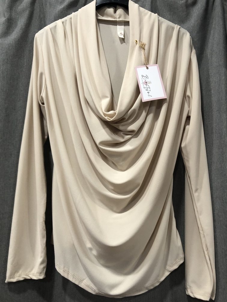 Camiseta cuello colgante color beige. Talla unica. Precio 20E