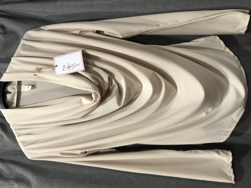 Camiseta cuello colgante color beige. Talla unica. Precio 20E