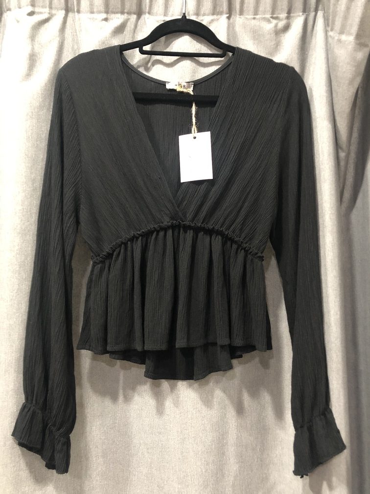 Camiseta cuello de pico color negro manga larga. Talla unica. Precio 18E