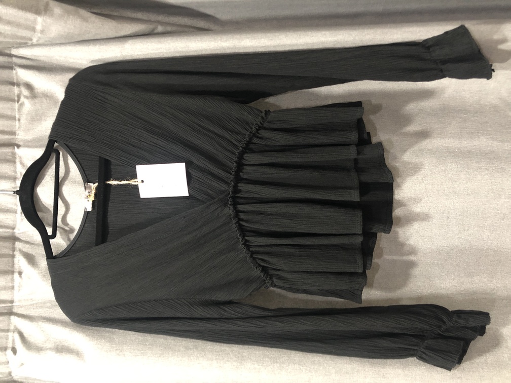 Camiseta cuello de pico color negro manga larga. Talla unica. Precio 18E