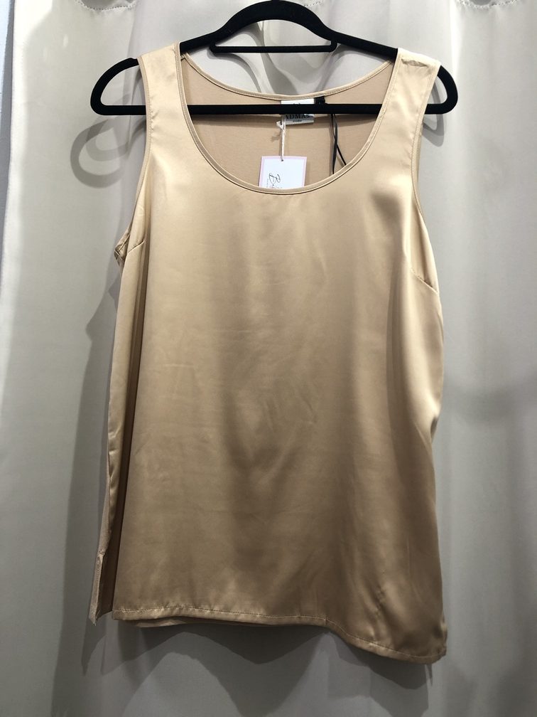Camiseta dorada con tirantes anchos. Talla L. Precio 15E