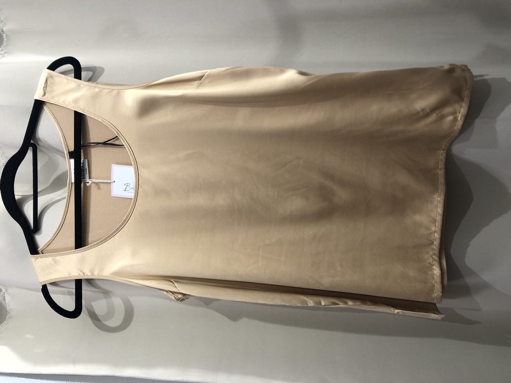 Camiseta dorada con tirantes anchos. Talla L. Precio 15E