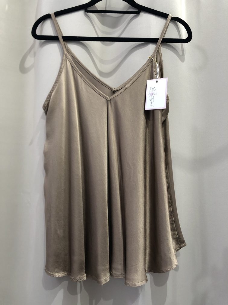 Camiseta lencera color champagne. Combina con todo  ideal para cualquier evento. Talla unica. Precio 18E