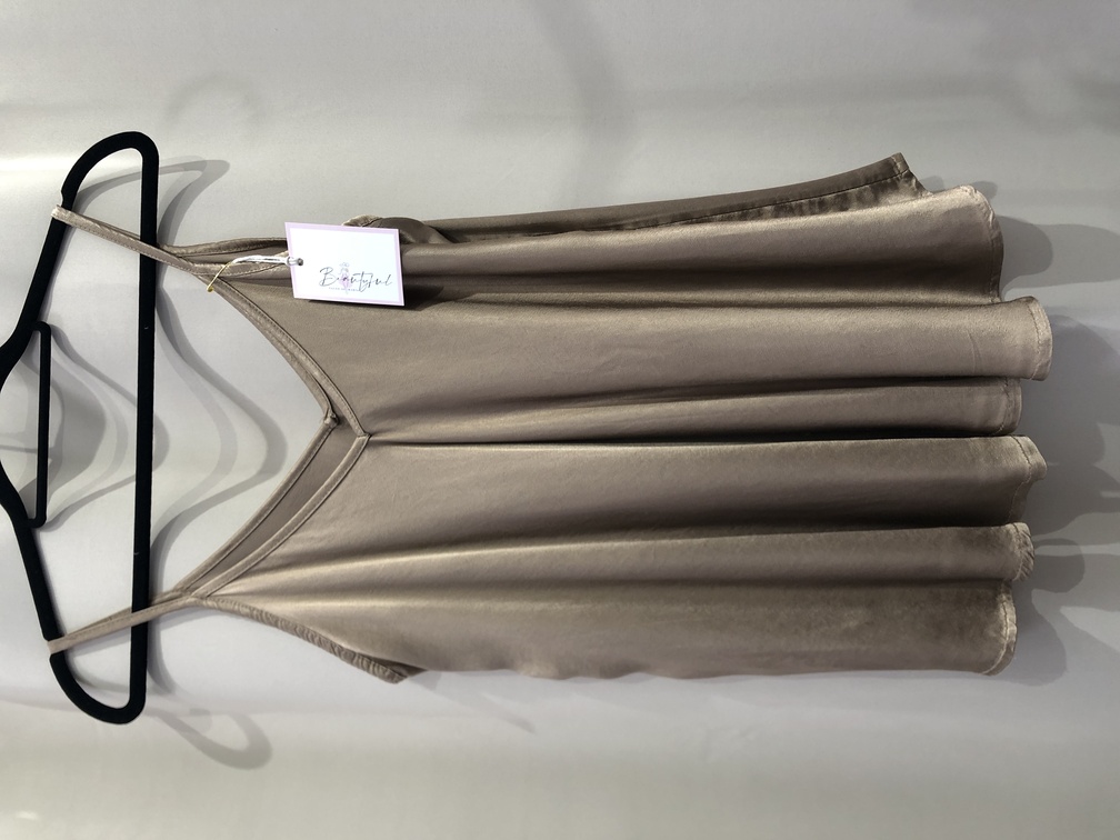 Camiseta lencera color champagne. Combina con todo  ideal para cualquier evento. Talla unica. Precio 18E