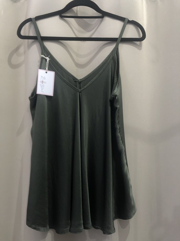 Camiseta lencera verde oscuro  talla unica. Precio 18E