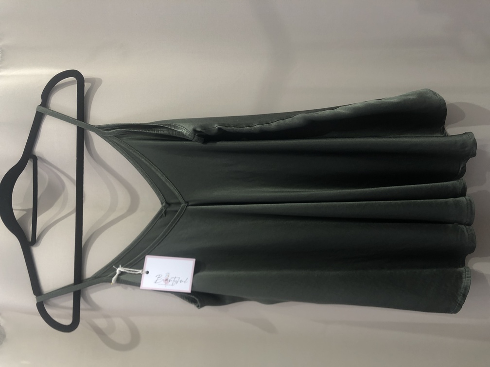 Camiseta lencera verde oscuro  talla unica. Precio 18E