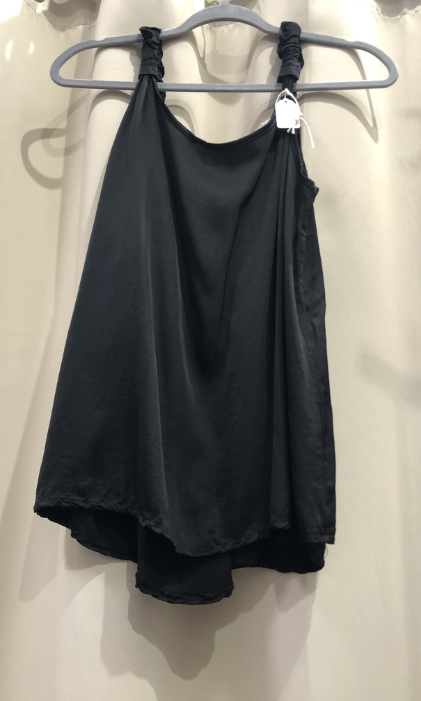 Camiseta negra de tirantes. Talla unica. Precio 16E