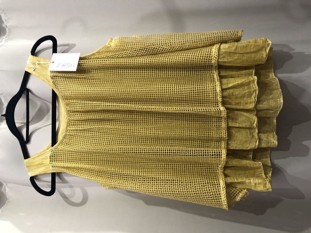 Camiseta rejilla color amarillo. Talla unica. Precio 25E