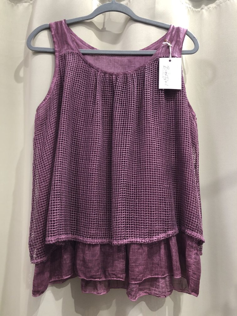 Camiseta rejilla color morado. Talla unica. Precio 25E