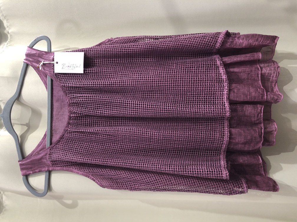 Camiseta rejilla color morado. Talla unica. Precio 25E