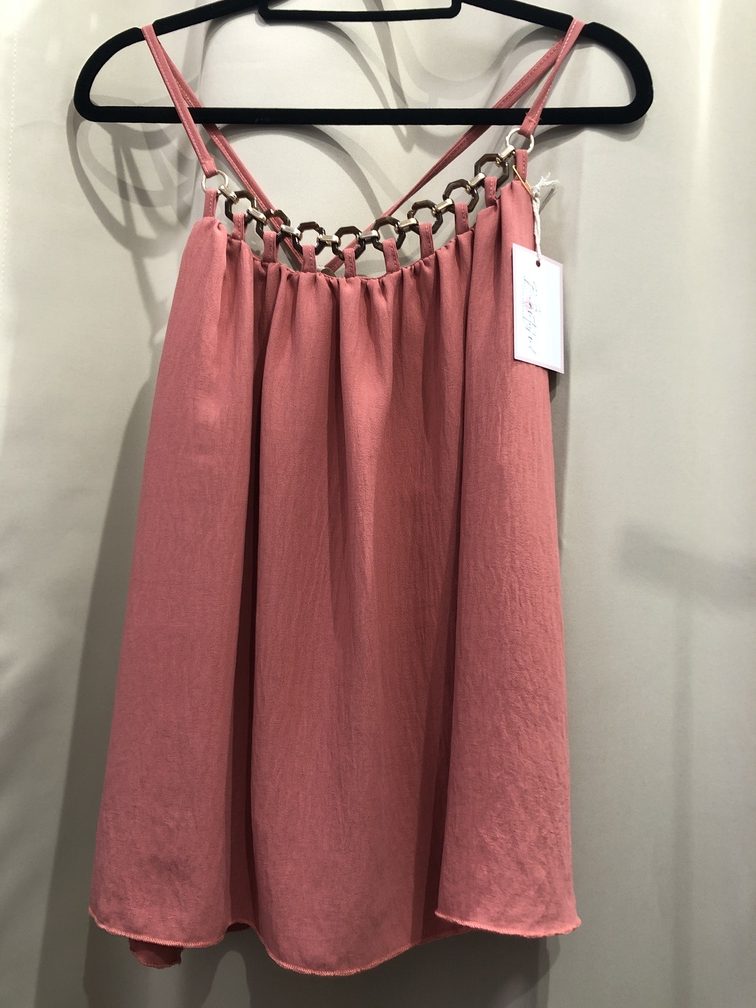 Camiseta rosa tirantes finos cruzados en la espalda. Talla unica. precio 15E