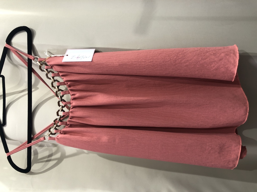 Camiseta rosa tirantes finos cruzados en la espalda. Talla unica. precio 15E