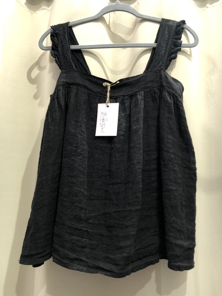 Camiseta tirante ancho de lino color negro con lazo en la espalda. Talla unica. Precio25E