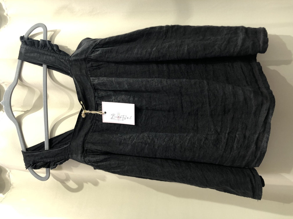 Camiseta tirante ancho de lino color negro con lazo en la espalda. Talla unica. Precio25E