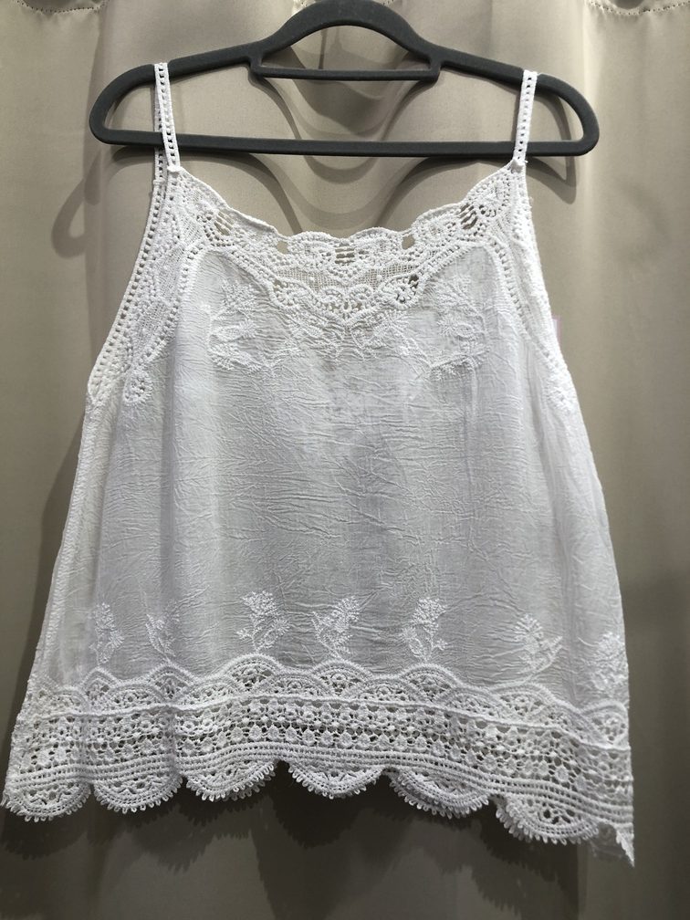 Camiseta tirante fino con bordados. Talla unica. Precio 15E