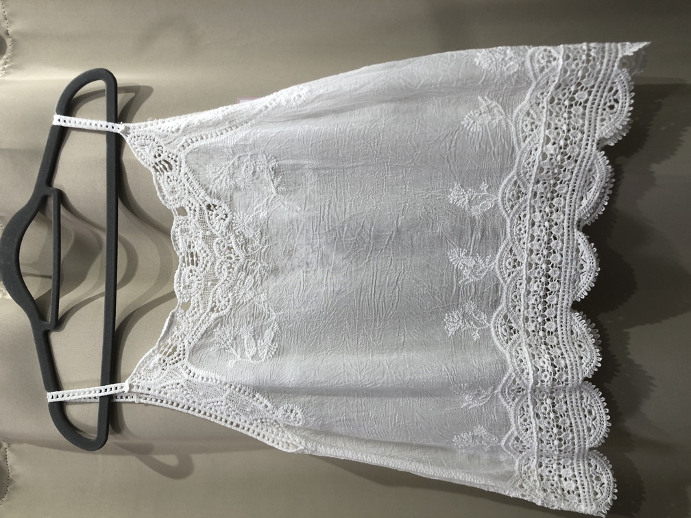 Camiseta tirante fino con bordados. Talla unica. Precio 15E