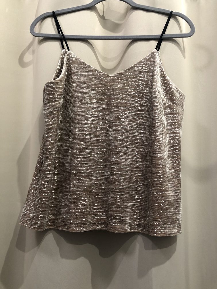 Camiseta tirante fino terciopelo marron con decorados en dorado. Talla unica. Precio 15E