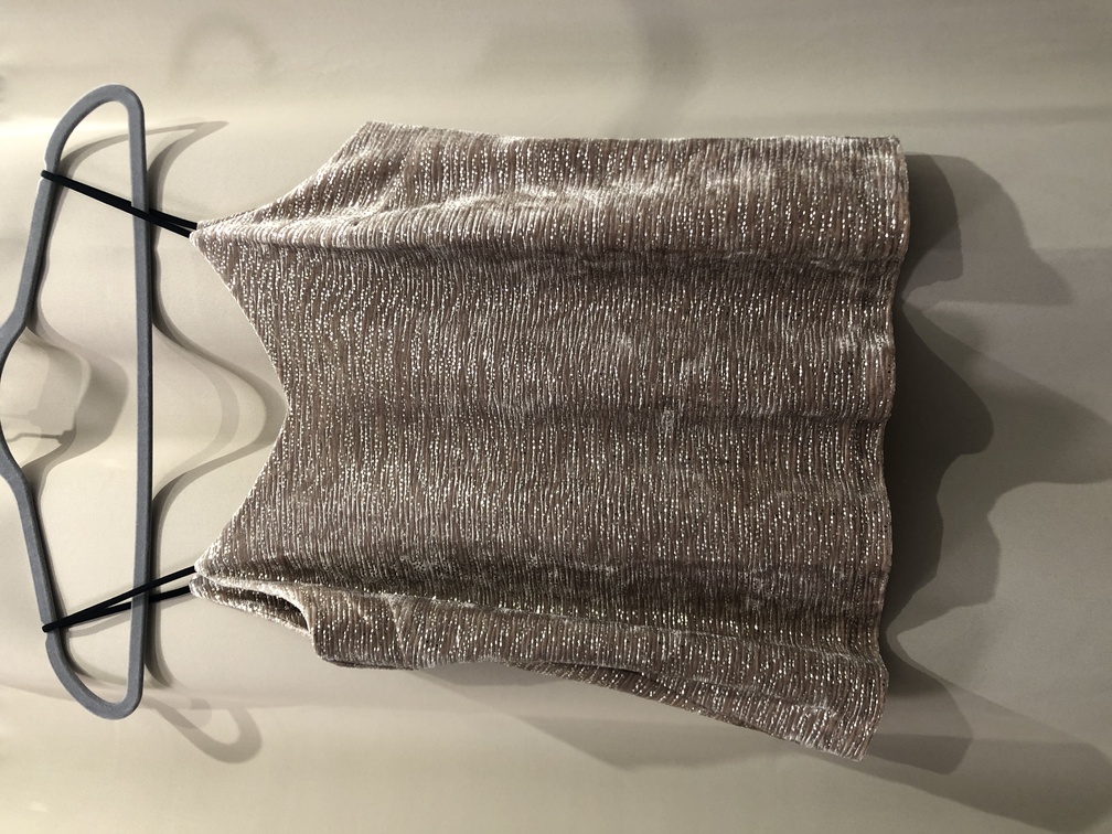 Camiseta tirante fino terciopelo marron con decorados en dorado. Talla unica. Precio 15E