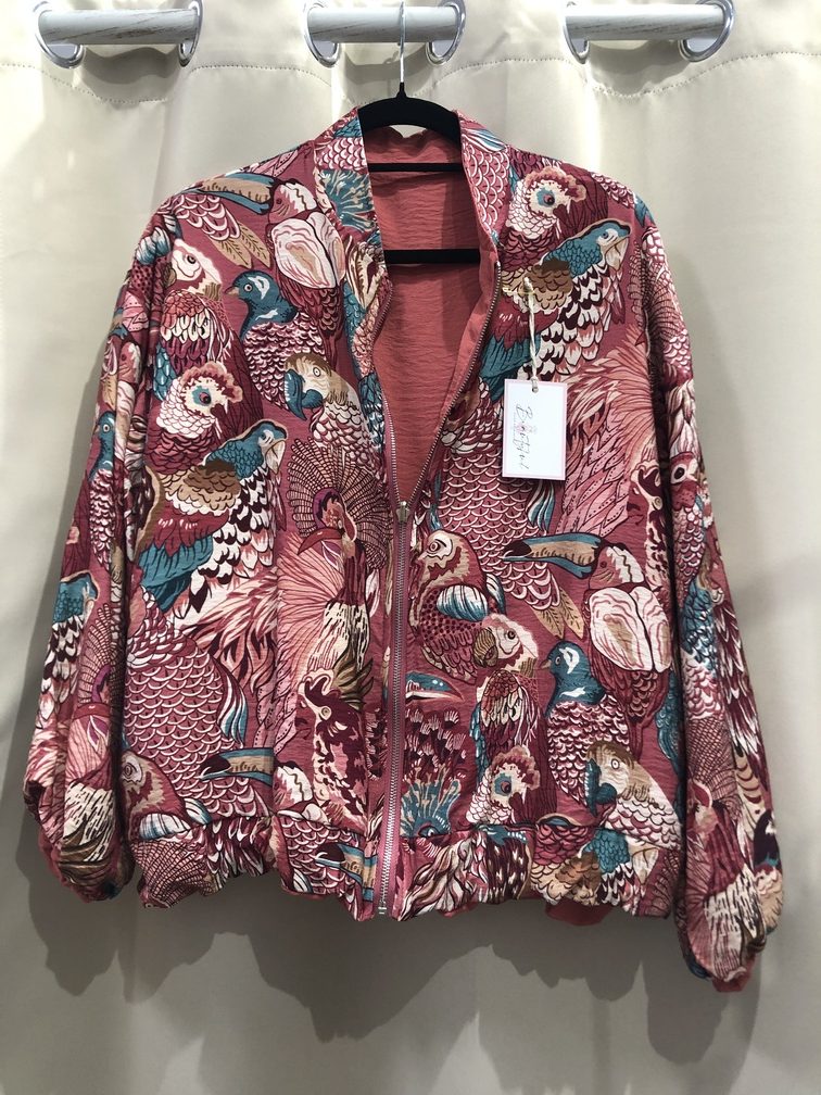 Cazadora reversible estampado y rosa nude oscuro. Talla unica. Precio 35E