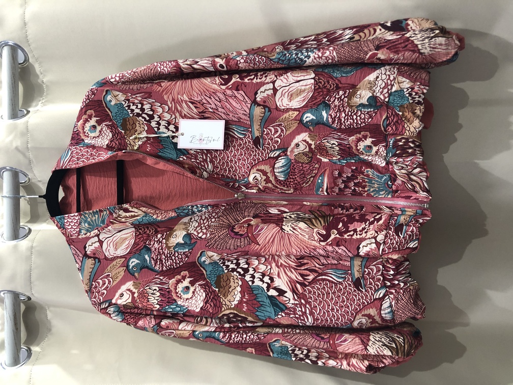 Cazadora reversible estampado y rosa nude oscuro. Talla unica. Precio 35E