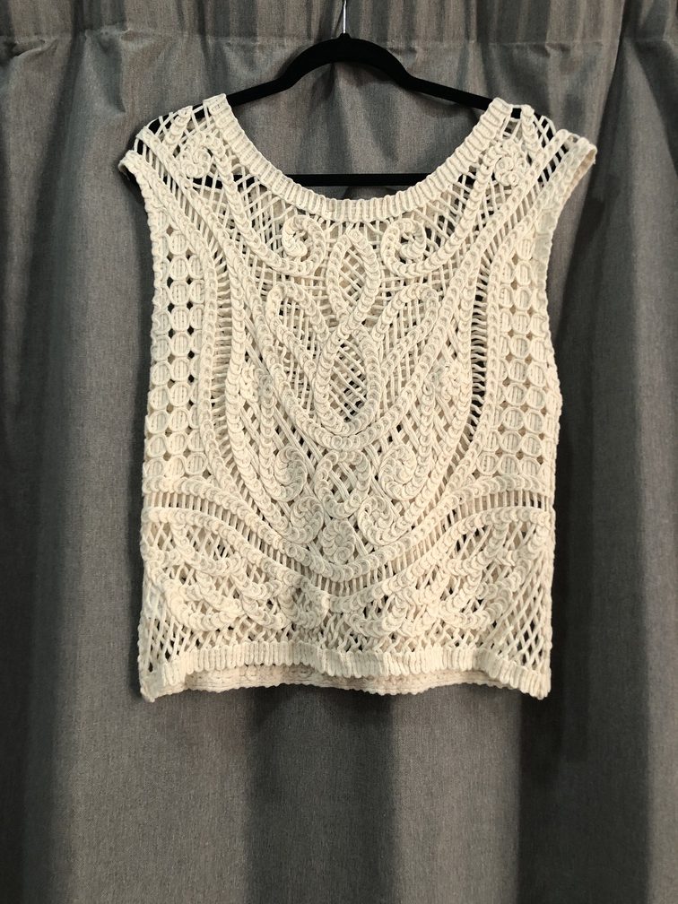 Chaleco beige de crochet. Talla unica. Precio 2250E
