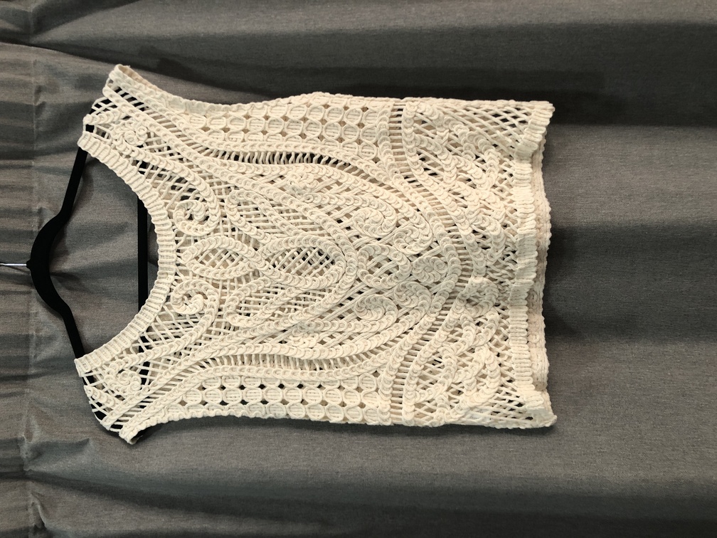 Chaleco beige de crochet. Talla unica. Precio 2250E