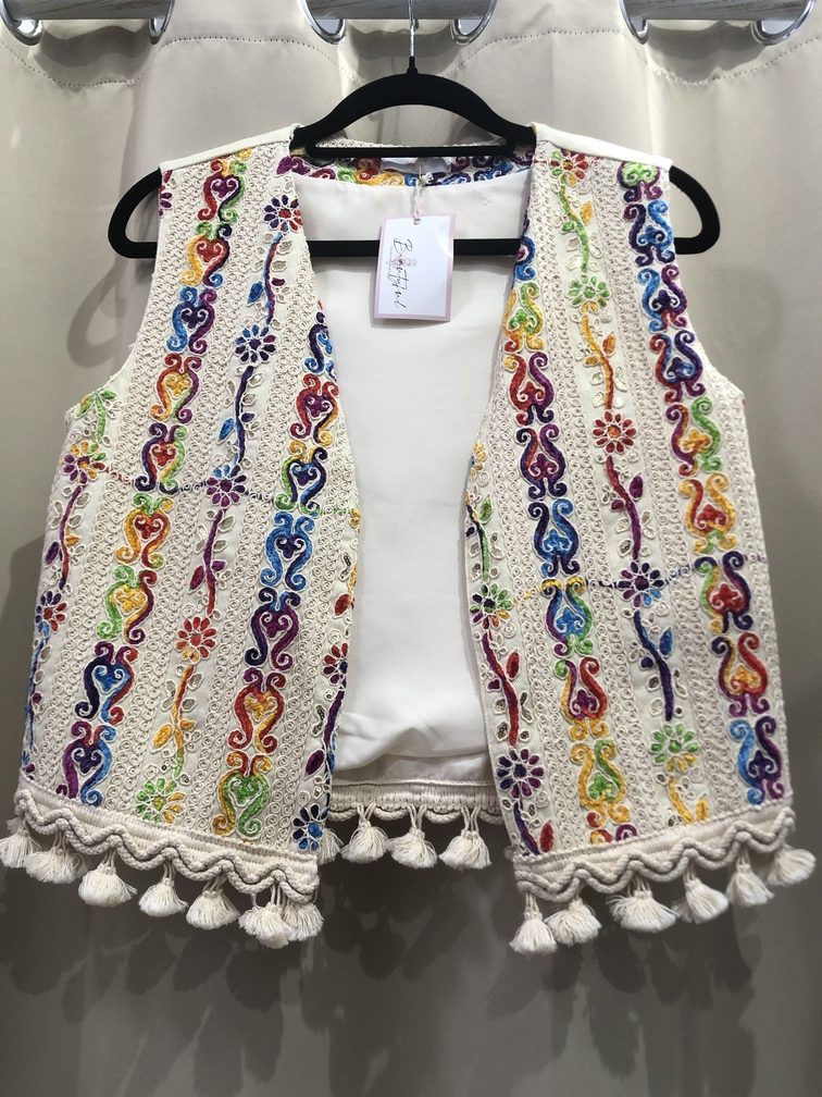 Chaleco bordado. Talla unica. Precio 35E