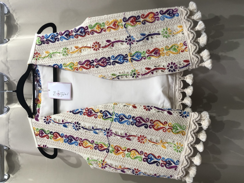 Chaleco bordado. Talla unica. Precio 35E