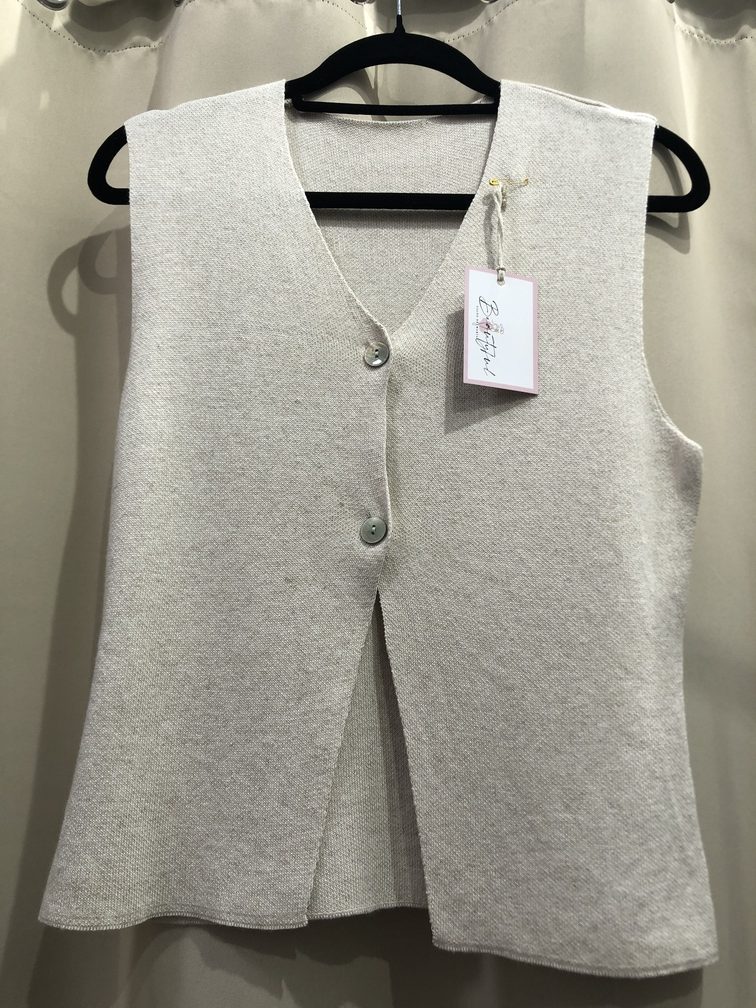 Chaleco de hilo color beige. Talla unica. Precio 18E