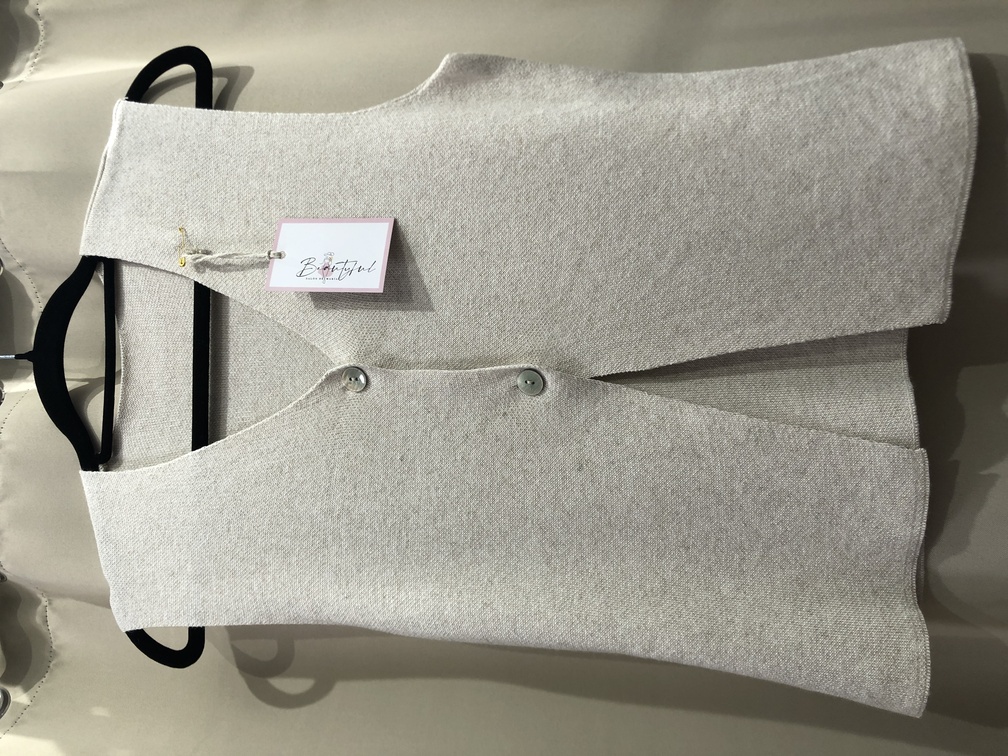 Chaleco de hilo color beige. Talla unica. Precio 18E