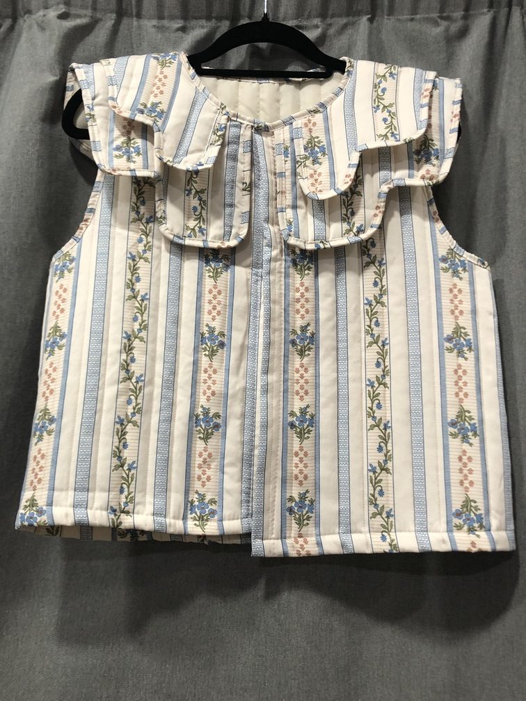 Chaleco estampado tonos azul. Talla unica. Precio 28E