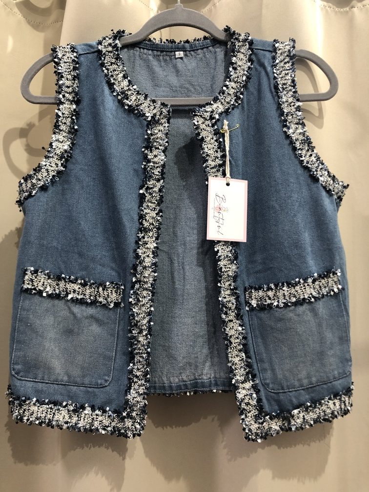 Chaleco vaquero con adornos. Talla S. Precio 25E