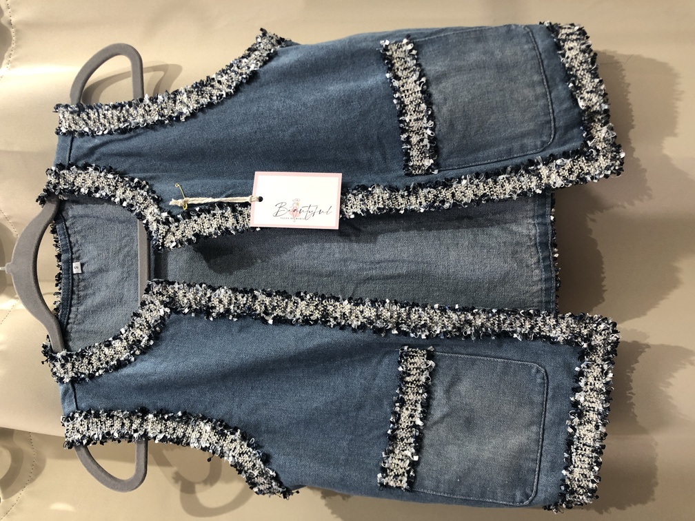 Chaleco vaquero con adornos. Talla S. Precio 25E