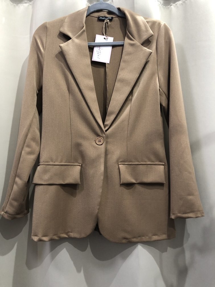 Chaqueta americana recta color marron. Talla S M. Precio 22E