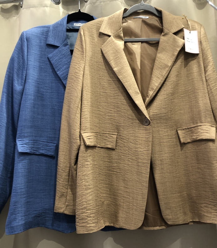 Chaqueta americana tres cuartas. Talla unica. Precio 40E