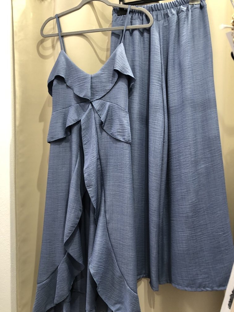 Conjunto blusa de tirantes y pantalon largo azul de tela talla unica. Precio 45E