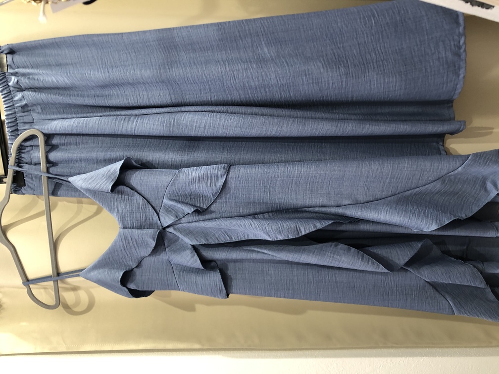 Conjunto blusa de tirantes y pantalon largo azul de tela talla unica. Precio 45E