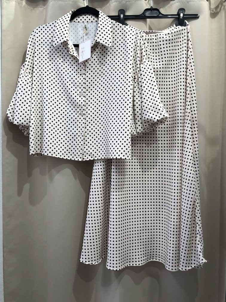 Conjunto blusa y falda de saten de lunares beige. Talla unica. Precio blusa 32E  Precio falda 32E