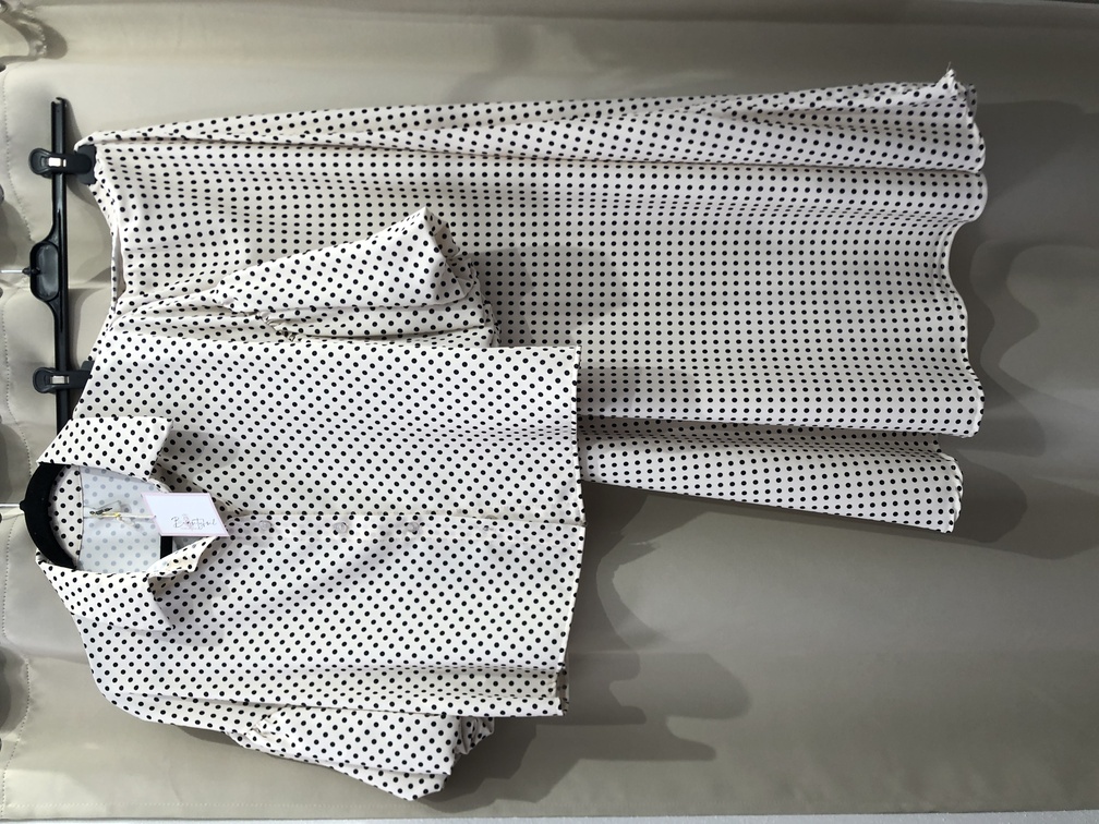 Conjunto blusa y falda de saten de lunares beige. Talla unica. Precio blusa 32E  Precio falda 32E