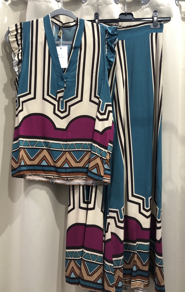 Conjunto blusa y pantalon azul con estampado. Talla unica. Precio 30E