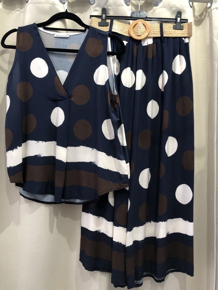 Conjunto blusa y pantalon de lunares azul marino con cinturon. Precio 35E