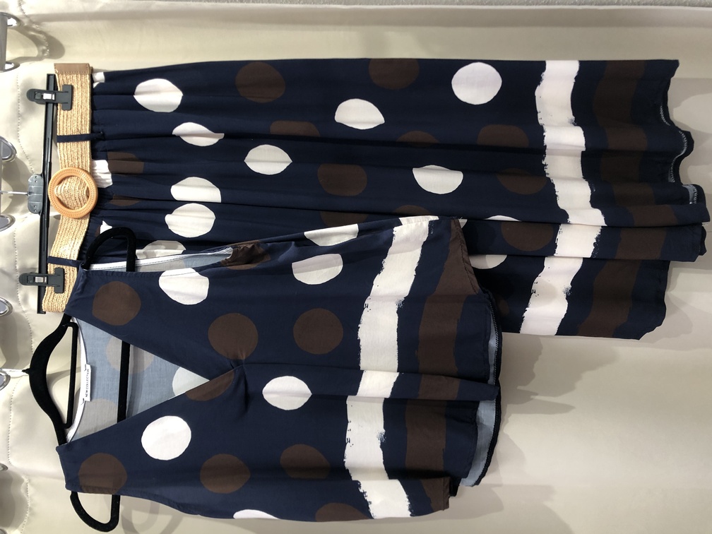 Conjunto blusa y pantalon de lunares azul marino con cinturon. Precio 35E