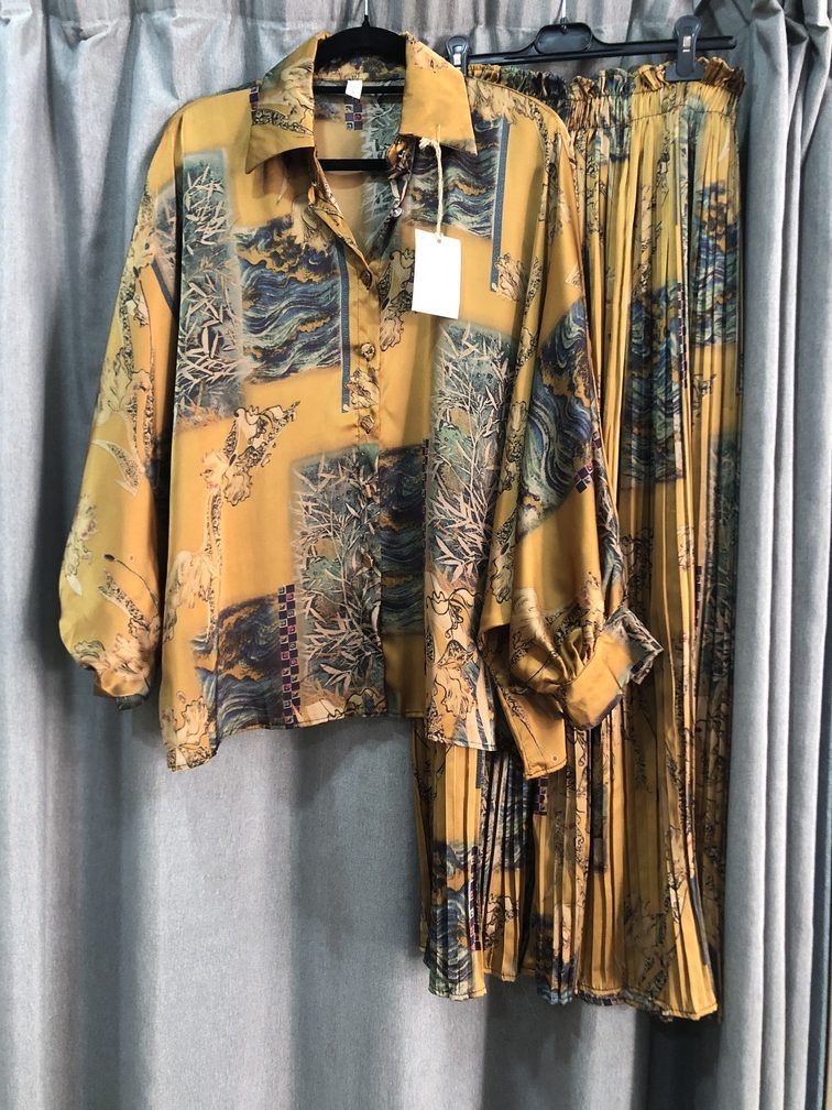 Conjunto camisa manga larga y falda plisada de saten estampada. Talla unica. Precio 45E