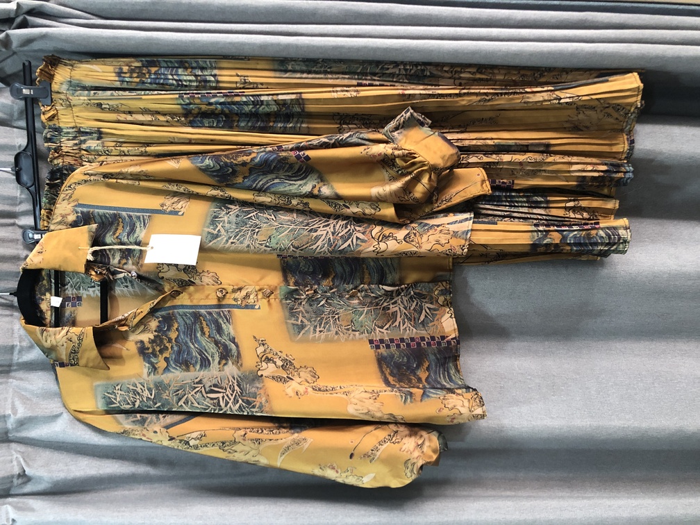 Conjunto camisa manga larga y falda plisada de saten estampada. Talla unica. Precio 45E