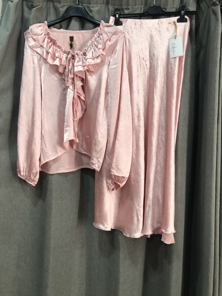 Conjunto camisa y falda de saten color rosa. Talla unica. Precio camisa 20E falda 15E
