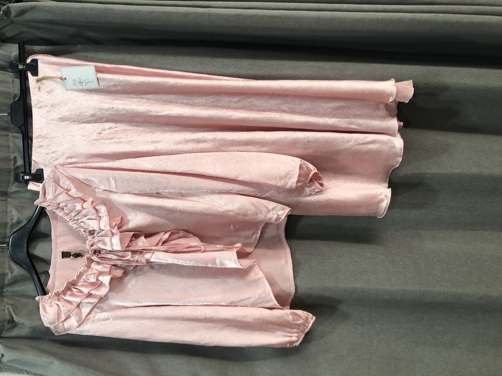 Conjunto camisa y falda de saten color rosa. Talla unica. Precio camisa 20E falda 15E