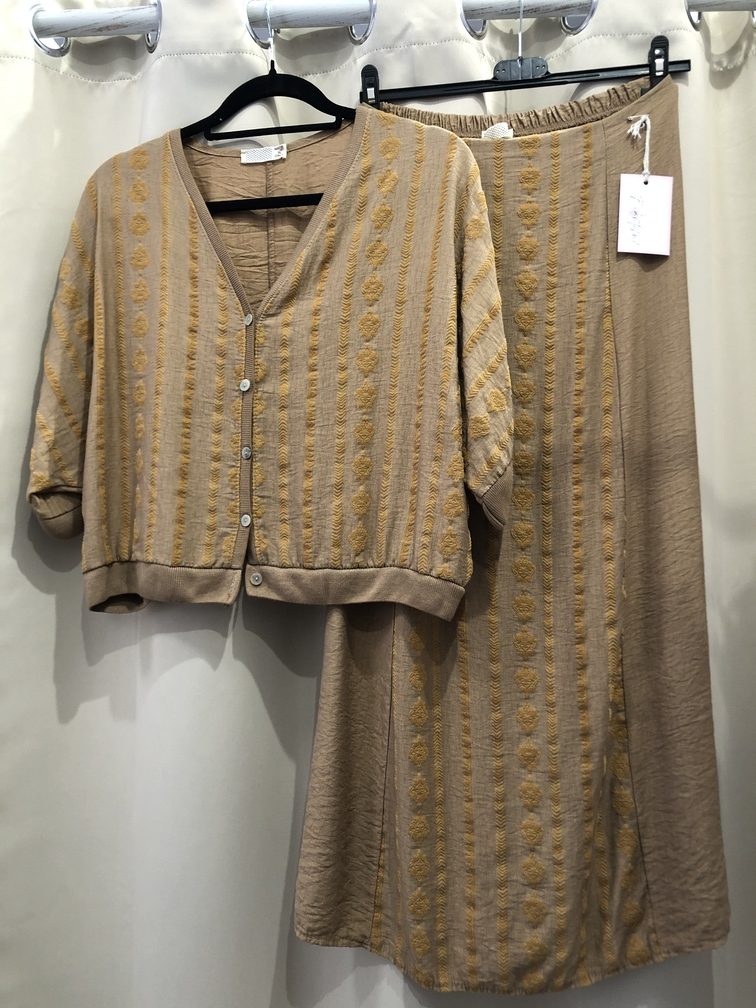 Conjunto camisa y falda estampado de brillo. Talla unica. Precio 30E