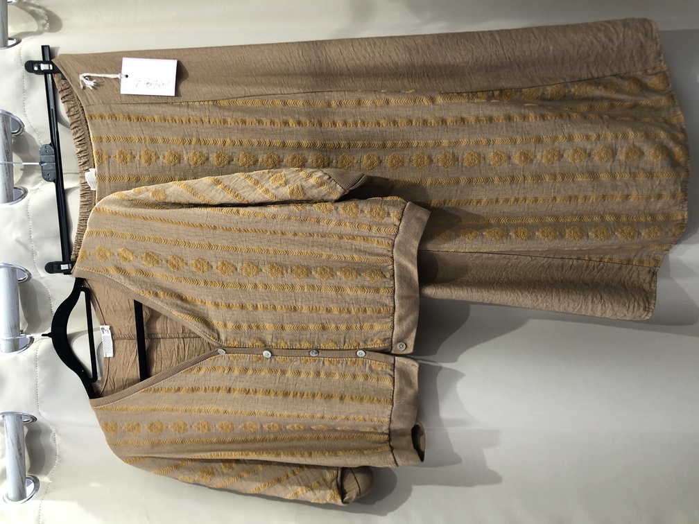 Conjunto camisa y falda estampado de brillo. Talla unica. Precio 30E