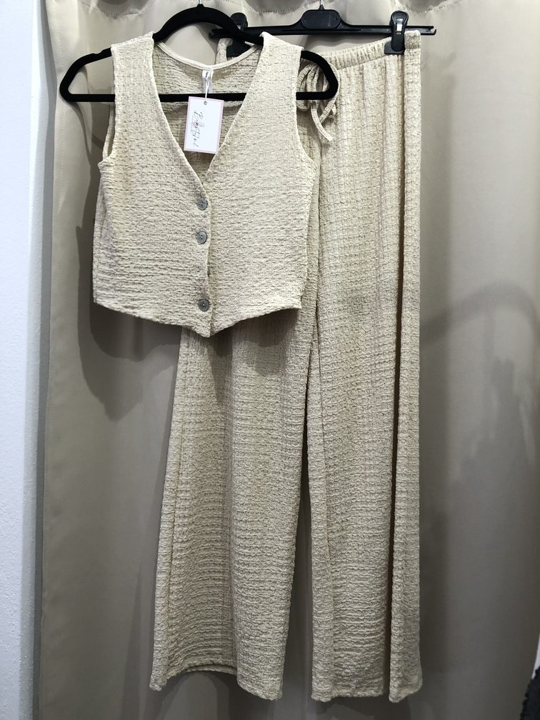 Conjunto casual beige. Muy comodo para el dia a dia. Precio 30E