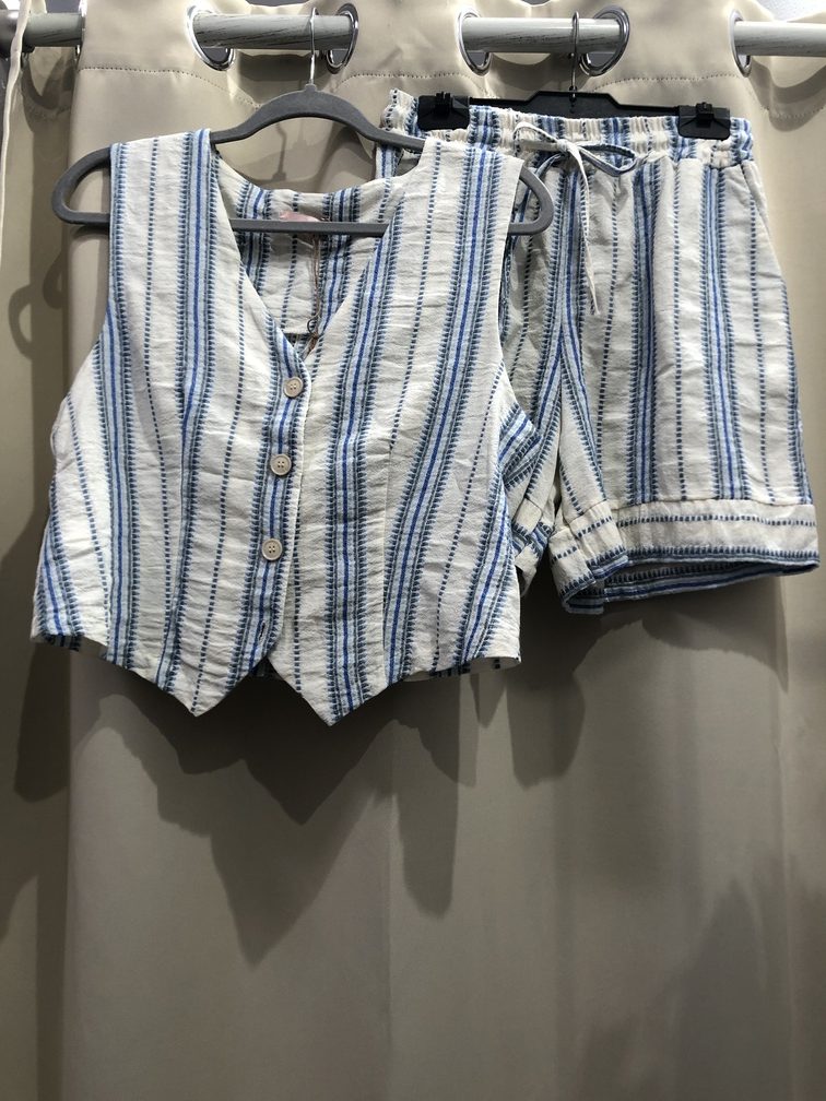 Conjunto chaleco y pantalon corto de rayitas azul y beige. Talla unica. Precio 30E